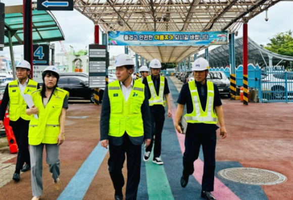 이경규 인천항만공사 사장이 23일 인천항 연안여객터미널에서 하계 휴가철 대비 특별 안전 점검을 하고 있다. [사진=인천항만공사]