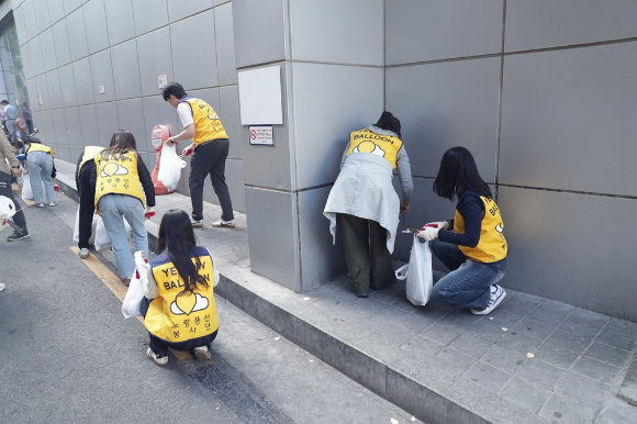 GS리테일 임직원이 푸르메소셜팜에서 토마토를 수확하고 있다. [사진=GS리테일]
