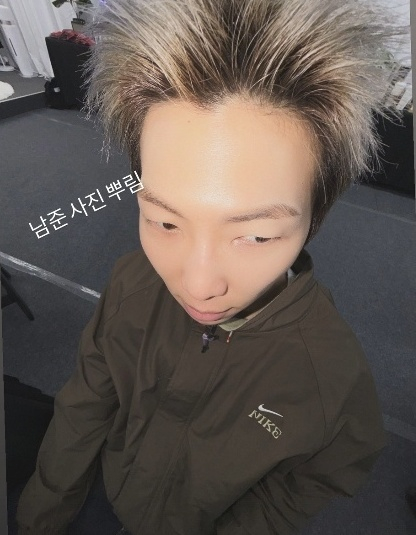 방탄소년단 RM, 머리 무슨 일? 폭탄 맞은 헤어에 운동장 이마...정국이 직접 뿌린 유쾌샷