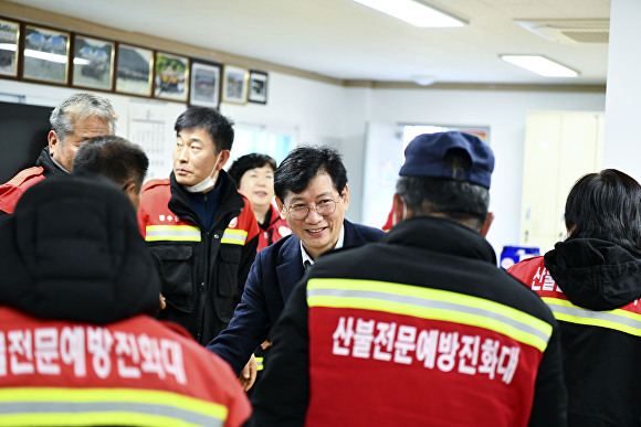 최훈식 장수군수가 산불전문예방진화대원들을 격려하고 있다. [사진=장수군]