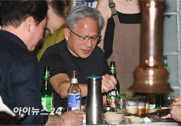 젠슨 황 엔비디아 최고경영자(CEO)가 5일 서울 마포구 서교동의 한 고깃집에서 최태원 SK회장, 구광모 LG회장, 이해진 네이버 의장과 삼겹살 회동을 하고 있다. [사진=곽영래 기자]