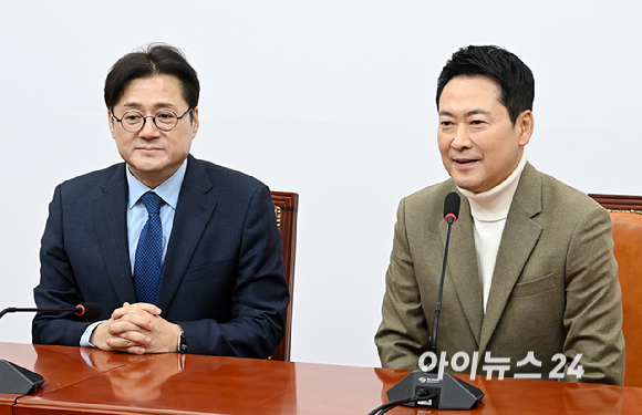 장동혁 국민의힘 대표가 5일 서울 여의도 국회에서 홍익표 청와대 정무수석을 접견해 인사를 하고 있다. [사진=곽영래 기자]