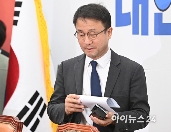 한병도 더불어민주당 원내대표가 10일 서울 여의도 국회에서 열린 원내대책회의에 참석하고 있다. [사진=곽영래 기자]