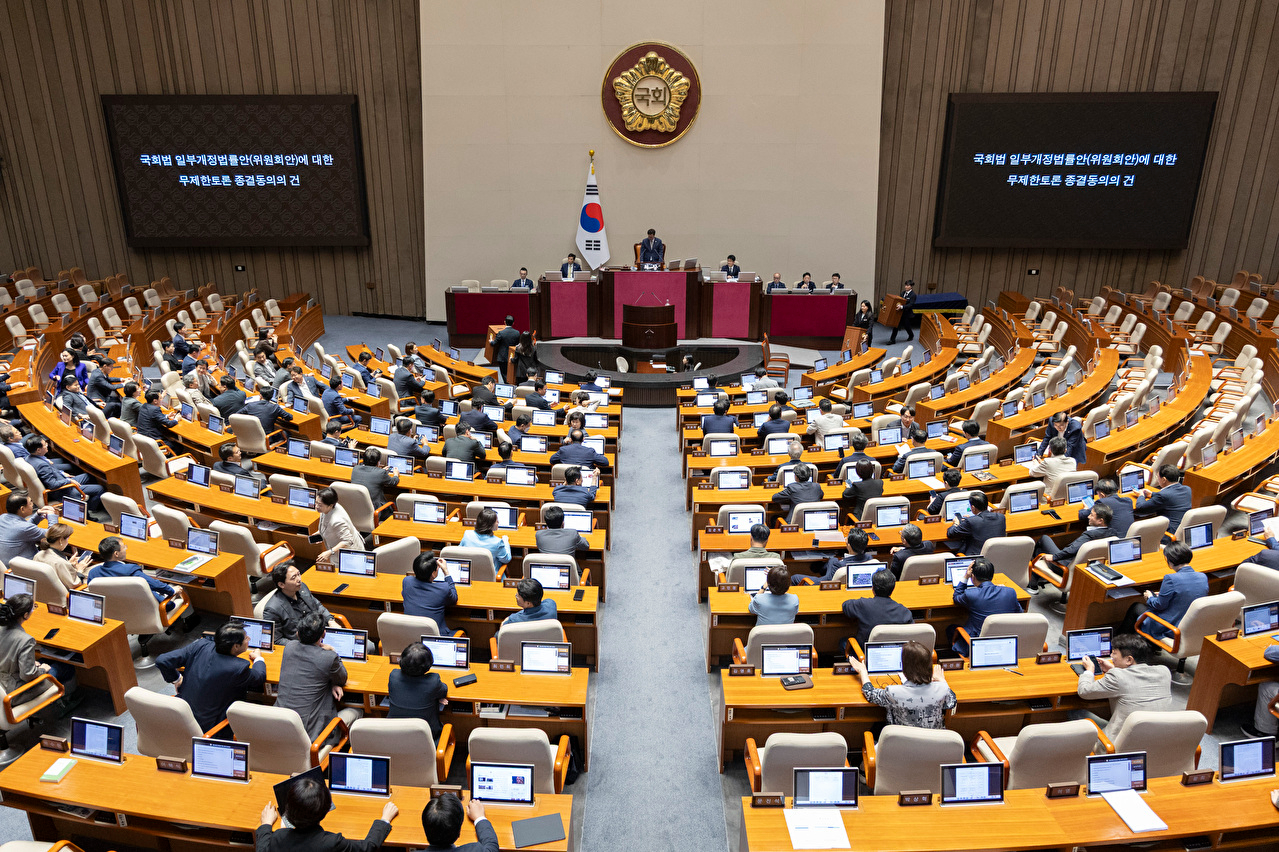28일 국회 본회의장에서 의원들이 전날 본회의에 상정된 국회법 개정안에 대한 필리버스터(무제한 토론) 종료를 위한 무기명 투표를 시작하고 있다. 2025.9.28 [사진=연합뉴스]