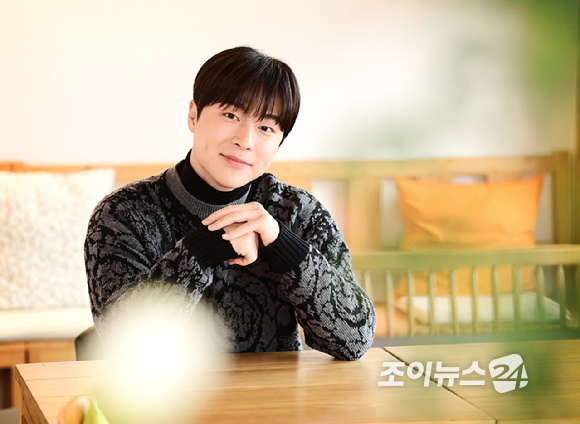 최근 종영된 MBC 금토드라마 '열녀박씨 계약결혼뎐'에서 강태하 역으로 많은 사랑을 받은 배우 배인혁이 9일 오후 서울 종로구 삼청동 한 카페에서 진행된 라운드 인터뷰에 앞서 포즈를 취하고 있다. [사진=정소희 기자]