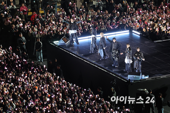 방탄소년단(BTS)이 21일 오후 서울 광화문 광장에서 정규 5집 '아리랑(ARIRANG)' 앨범 발매를 기념해 컴백 무대를 선보이고 있다. [사진=사진공동취재단]