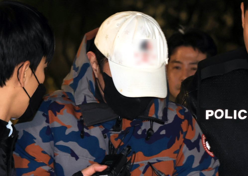 2025년 10월 압수수색 과정에서 도주한 도이치모터스 주가조작 '주포' 이준수씨가 같은 해 11월 20일 충주시 소재 국도변 휴게소 근처에서 체포돼 서울 광화문 김건희특검 조사실로 압송되고 있다. 2025.11.20 [사진=연합뉴스]