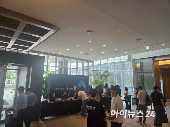 1일 서울 서초구 삼성금융캠퍼스에서 세이프포럼 행사가 열린 가운데, 협력사 관계자들이 참석 등록을 하고 있다. [사진=설재윤 기자]