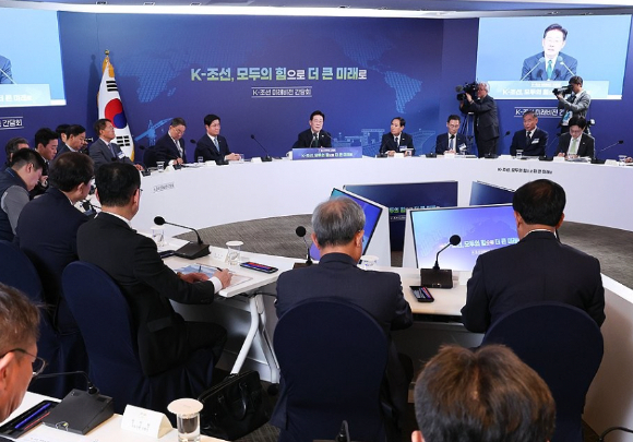 이재명 대통령이 13일 호텔현대 바이 라한 울산에서 열린 K-조선 미래비전 간담회에서 김정관 산업통상부 장관의 발표를 듣고 있다. [사진=연합뉴스]