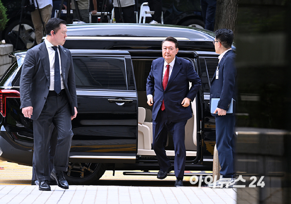 12·3 비상계엄과 관련해 특검의 수사를 받는 윤석열 전 대통령이 두 번째 영장실질심사를 받기 위해 9일 오후 서울 서초구 중앙지법으로 출석하고 있다. [사진=사진공동취재단]