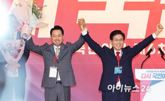국민의힘 장동혁 신임 당대표가 26일 오전 서울 여의도 국회 도서관에서 열린 제6차 전당대회 결선에서 김문수 당대표 낙선자와 기념촬영을 하고 있다. [사진=곽영래 기자]