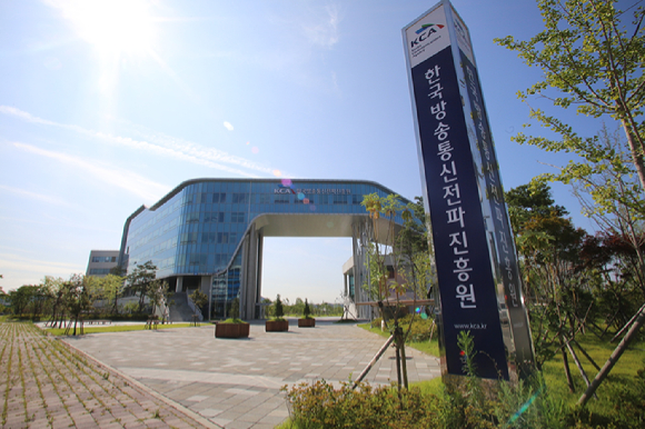 과학기술정보통신부가 주최하고 한국방송통신전파진흥원이 주관하는 ‘2021 방송프로그램 제작지원사업 성과발표회’가 비대면 온라인으로 진행된다 [사진=KCA]