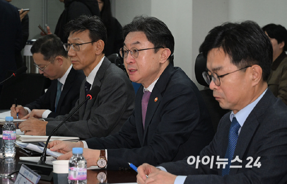 이억원 금융위원장이 19일 국회 의원회관에서 중동사태 속 시장상황 점검 및 민생회복 지원 방안 논의를 위해 열린 더불어민주당 정무위원회-금융위원회 당정협의에서 발언을 하고 있다. [사진=곽영래 기자]