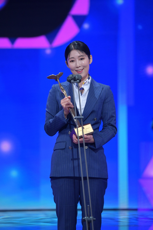 방송인 사유리가 25일 오후 서울 여의도 KBS에서 열린 '2021 KBS 연예대상'에서 리얼리티 베스트엔터테이너상을 수상한 후 수상소감을 전하고 있다. [사진=KBS]