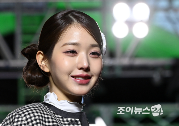 그룹 아이브 장원영이 24일 오후 서울 고척스카이돔에서 열린 2022 SBS 가요대전 레드카펫에서 포즈를 취하고 있다. [사진=김성진 기자]