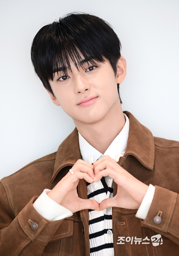 배우 김민규가 서울 영등포구 조이뉴스24에서 진행된 인터뷰에 앞서 포즈를 취하고 있다. 김민규는 tvN 월화드라마 '첫, 사랑을 위하여' 류보현 역을 맡아 무덤덤한 겉모습 속 따뜻한 속내를 지닌 인물을 섬세하게 그려냈다. [사진=정소희 기자]