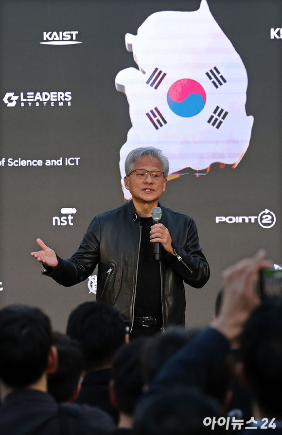 젠슨 황 엔비디아 최고경영자(CEO)가 서울 중구 신라호텔에서 열린 '엔비디아 코리아 AI 에코시스템 리셉션'에서 연설하고 있다. [사진=정소희 기자]