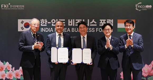 이재명 대통령과 나렌드라 모디 인도 총리가 20일(현지시간) 뉴델리 총리 청사에서 열린 한-인도 경제인 대화 참석자들과 기념촬영을 하고 있다. 한국경제인협회 류진 회장, 삼성전자 이재용 회장, 현대자동차그룹 정의선 회장, LG그룹 구광모 회장, 포스코홀딩스 장인화 회장, HD현대 정기선 회장, 효성 조현준 회장, 네이버 최수연 대표, GS건설 허윤홍 대표, SK 이형희 부회장, 크래프톤 김창한 대표 등이 초청됐다. 2026.4.20 [사진=공동취재단]