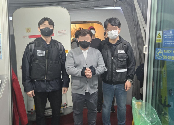 캄보디아에 거점을 둔 채 로맨스 스캠(연애빙자사기)을 벌인 30대 한국인 남성 등이 국내로 송환됐다. 사진은 저작권법 위반 혐의로 송환된 40대 남성 B씨. [사진=경찰청]