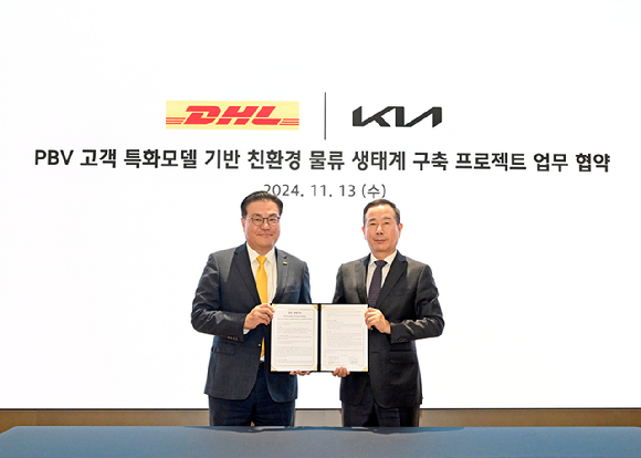 (왼쪽부터)한지헌 DHL 코리아 대표와 정원정 기아 국내사업본부장 부사장이 지난 13일 서울 압구정 기아360에서 열린 업무협약식에서 기념촬영하고 있다. [사진=기아]