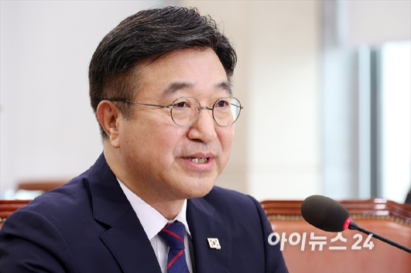 윤호중 행정안전부 장관 후보자가 18일 서울 여의도 국회에서 열린 국회 행정안전위원회 윤호중 행정안전부 장관 후보자 인사청문회에서 질의에 답변하고 있다. [사진=곽영래 기자]