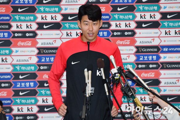 대한민국 축구 국가대표팀 손흥민이 7일 오후 인천국제공항을 통해 귀국한 후 인터뷰를 하고 있다. [사진=김성진 기자]