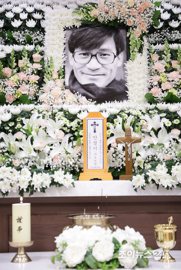 5일 별세한 '국민 배우' 고(故) 안성기의 빈소가 서울성모병원 장례식장에 마련됐다. 향년 74세. 빈소 앞 유니세프의 근조화환이 눈길을 끈다. 고인은 40년 넘게 유니세프의 친선대사로 활동했다. [사진=사진공동취재단]