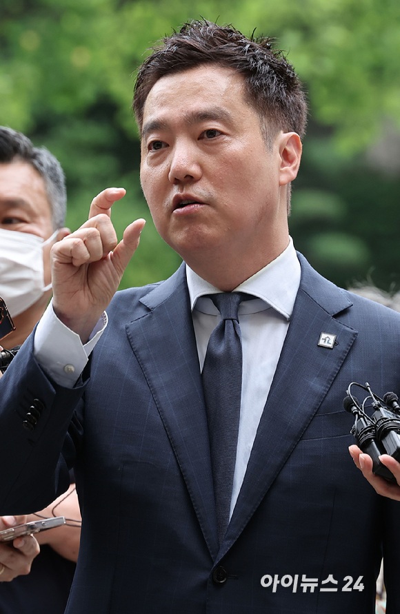 배우 김수현의 명예를 훼손한 혐의를 받는 김세의 가로세로연구소 대표가 26일 오전 서울 서초구 서울중앙지방법원에서 열린 구속 전 피의자 심문(영장실질심사)에 출석하고 있다. [사진=사진공동취재단]