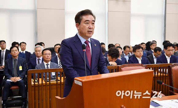 윤희근 경찰청장이 11일 오전 서울 여의도 국회에서 열린 행정안전위원회 전체회의에서 업무보고를 하고 있다. [사진=곽영래 기자]