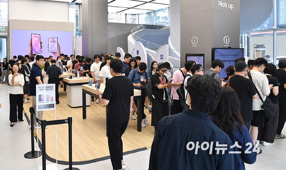 4일 오전 서울 삼성 강남에서 진행한 갤럭시 Z 폴드8, 폴드8 울트라, 플립8 개통행사에서 개통을 기다리는 고객들이 줄을 서 있다. [사진=곽영래 기자]