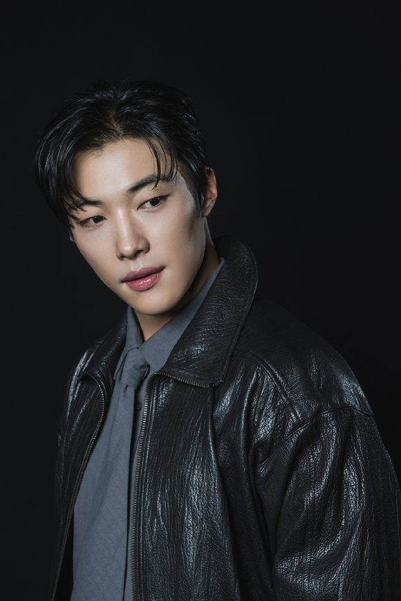 '메이드 인 코리아 시즌2'에 출연한 배우 우도환이 인터뷰에 앞서 사진 촬영을 하고 있다. [사진=월트디즈니 컴퍼니 코리아]