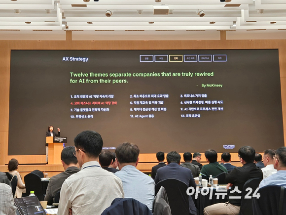 올해 상반기 정의선 현대차그룹 회장(오른쪽)이 바이브 코딩 교육을 듣는 모습. [사진=현대차그룹]