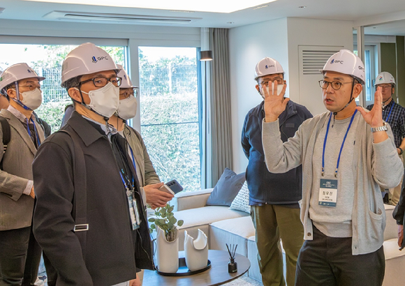 지난달 지난달 31일 OSC 세미나를 진행하고 PC목업 주택 세대 내부에서 GS건설 담당자가 기술에 대한 설명을 하고 있다. [사진= GS건설]