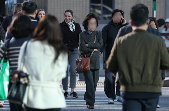 올가을 들어 가장 낮은 아침 최저 기온을 기록한 22일 오전 서울 광화문 사거리에서 몸을 움츠린 시민들이 출근길을 재촉하고 있다. [사진=연합뉴스]