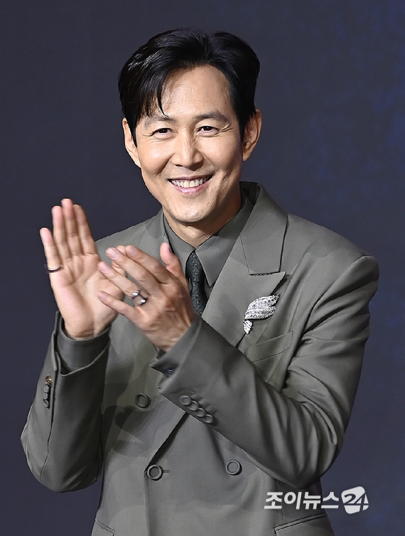 배우 이정재가 9일 서울 용산구 서울드래곤시티에서 열린 오징어 게임 시즌3 제작발표회에서 포토타임을 갖고 있다. [사진=곽영래 기자]
