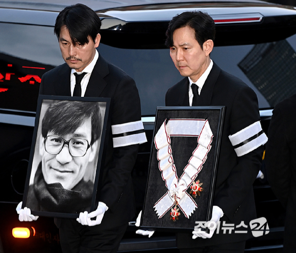 故 안성기 추모 미사&middot;영결식이 9일 오전 서울 명동성당에서 엄수됐다.배우 정우성, 이정재가 고인의 영정과 금관문화훈장을 들고 있다. [사진=곽영래 기자]