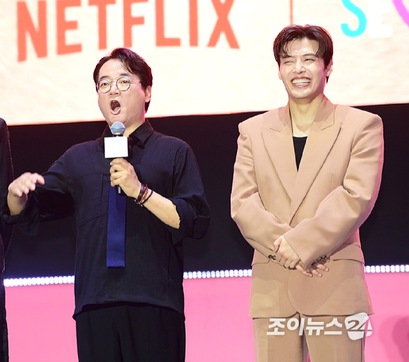 배우 이서환과 강하늘이 28일 오후 서울시청 앞 서울광장에서 열린 넷플릭스·서울특별시 공동주최 2025 K콘텐츠 서울여행주간 '오징어 게임​' 시즌3 피날레 이벤트에 참석하고 있다. [사진=정소희 기자]