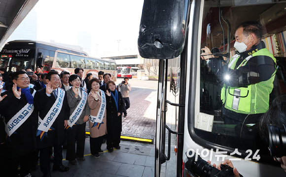 이재명 더불어민주당 대표가 24일 오전 서울 서초구 반포동 고속터미널에서 시민들에게 설 귀성 인사를 하고 있다. [사진=곽영래 기자]