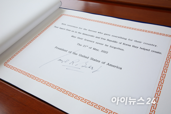 방한 중인 조 바이든 미국 대통령이 21일 오후 서울 동작구 국립서울현충원을 찾아 작성한 방명록. [사진=사진공동취재단]
