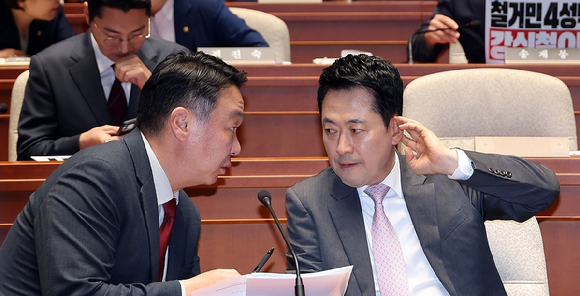 국민의힘 장동혁 대표(오른쪽)가 17일 국회에서 열린 의원총회에서 정희용 사무총장과 얘기를 나누고 있다. 2026.9.17 [사진=연합뉴스]