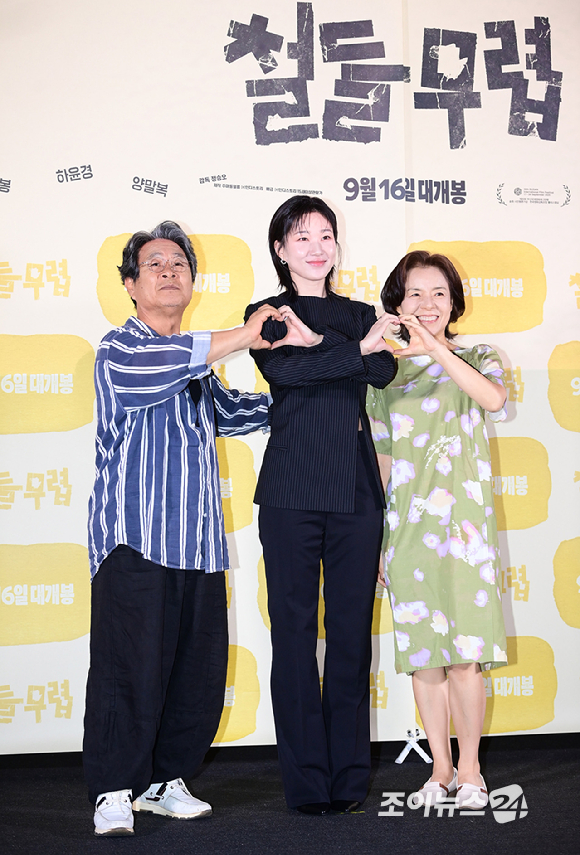 배우 기주봉-하윤경-양말복이 1일 오후 서울 CGV 용산 아이파크몰에서 열린 영화 '철들 무렵'(감독 정승오) 언론시사회에 참석하고 있다. [사진=정소희 기자]