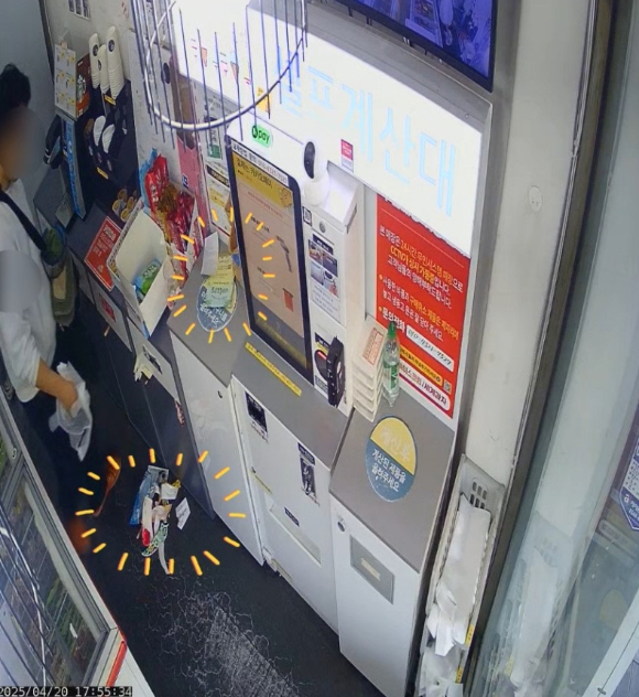 가게 바닥 등에 버려져 있는 쓰레기를 자발적으로 치워준 손님 덕분에 큰 감동을 받았다는 한 자영업자의 사연이 전해졌다. [사진=온라인 커뮤니티]