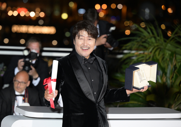 배우 송강호가 '브로커'로 한국 남자 배우 최초로 칸 영화제에서 남우주연상을 수상했다. [사진=CJENM]