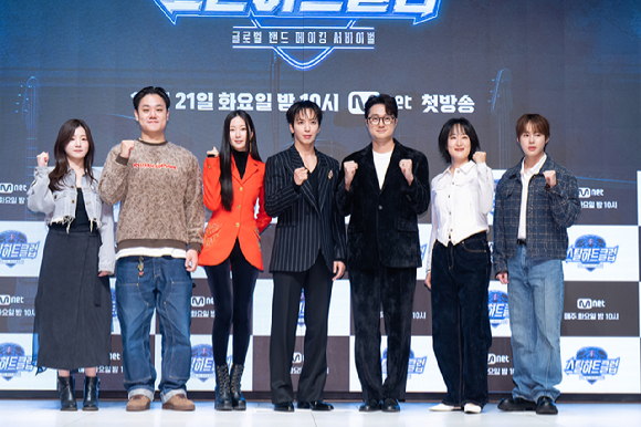 이형진 PD, 김은미 PD, MC 문가영, 가수 정용화 이장원 선우정아 하성운이 20일 서울 강남구 엘리에나호텔에서 열린 Mnet '스틸하트클럽' 제작발표회에서 포즈를 취하고 있다. [사진=Mnet]