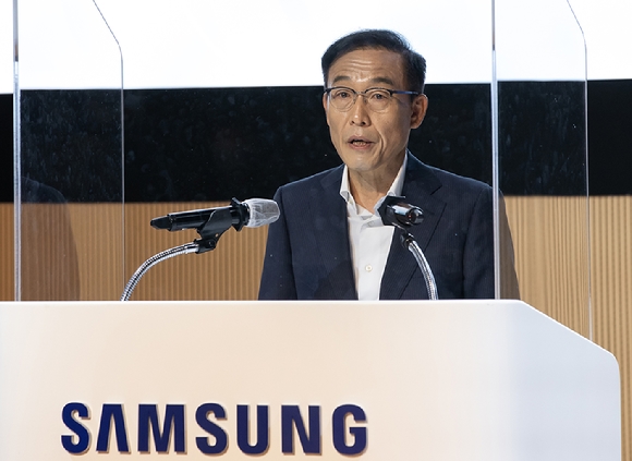 11월 1일 삼성전자 수원 디지털시티에서 열린 창립 52주년 기념식에 참석한 삼성전자 김기남 대표이사 부회장 [사진=삼성전자]