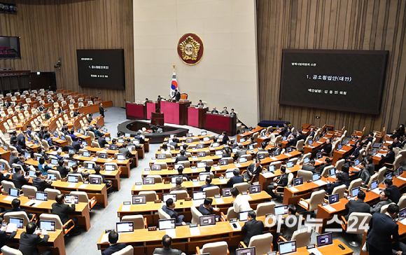 김용민 더불어민주당 의원이 19일 서울 여의도 국회에서 열린 본회의에서 공소청법안(대안) 제안 설명을 하고 있다. [사진=곽영래 기자]