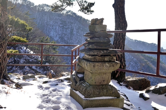 가지끝에 남아있는 설화(상고대) [사진=박성기 ]