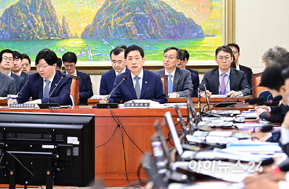 김주현 금융위원장이 11일 오전 서울 여의도 국회 정무위원회에서 열린 금융위원회 국정감사에서 의원들의 질의에 답하고 있다. [사진=곽영래 기자]