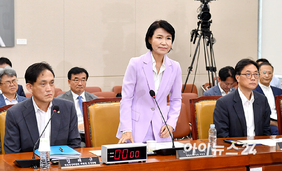 직무 정지된 이진숙 방송통신위원장이 14일 오후 서울 여의도 국회 과학기술정보방송통신위원회에서 열린 방송장악 2차 청문회에 참석하고 있다. [사진=곽영래 기자]