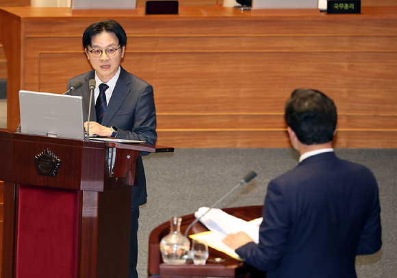  김정관 산업통상부 장관이 10일 국회 본회의장에서 열린 경제 분야 대정부질문에서 국민의힘 윤영석 의원의 질문에 답하고 있다. [사진=연합뉴스]